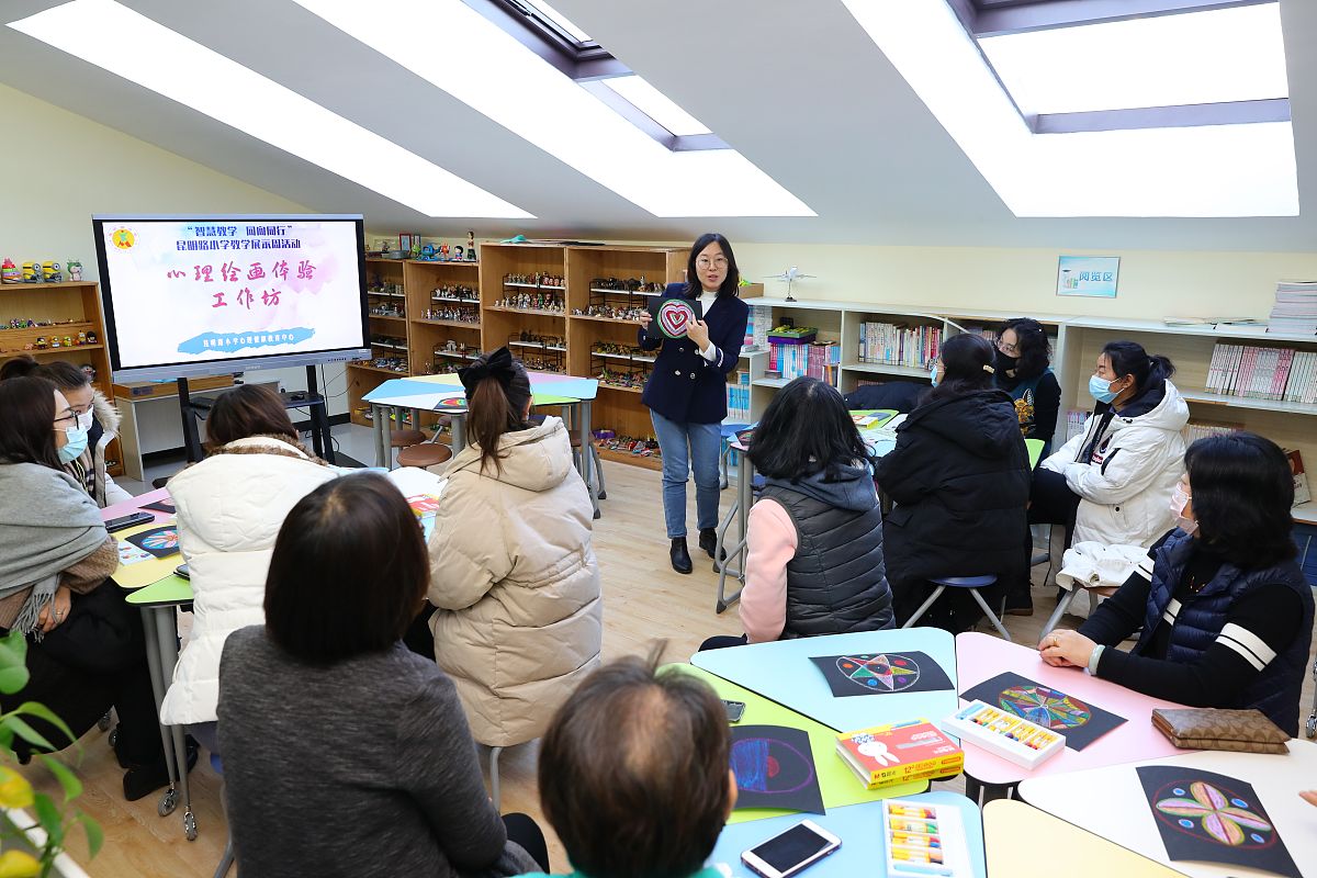 家庭教育对小学生的影响研究：文献综述与实证分析