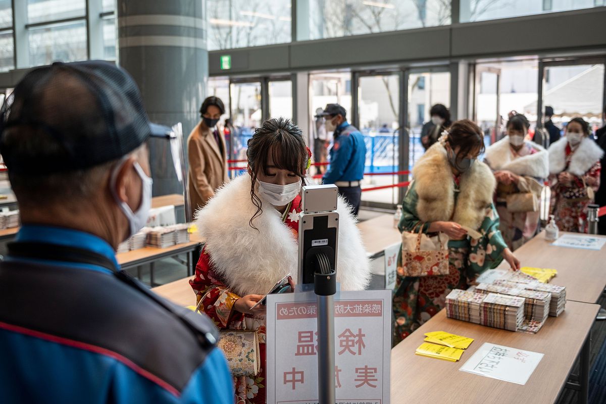 当地时间2021年1月11日,日本横滨,少男少女穿着和服参加成人礼.据悉,