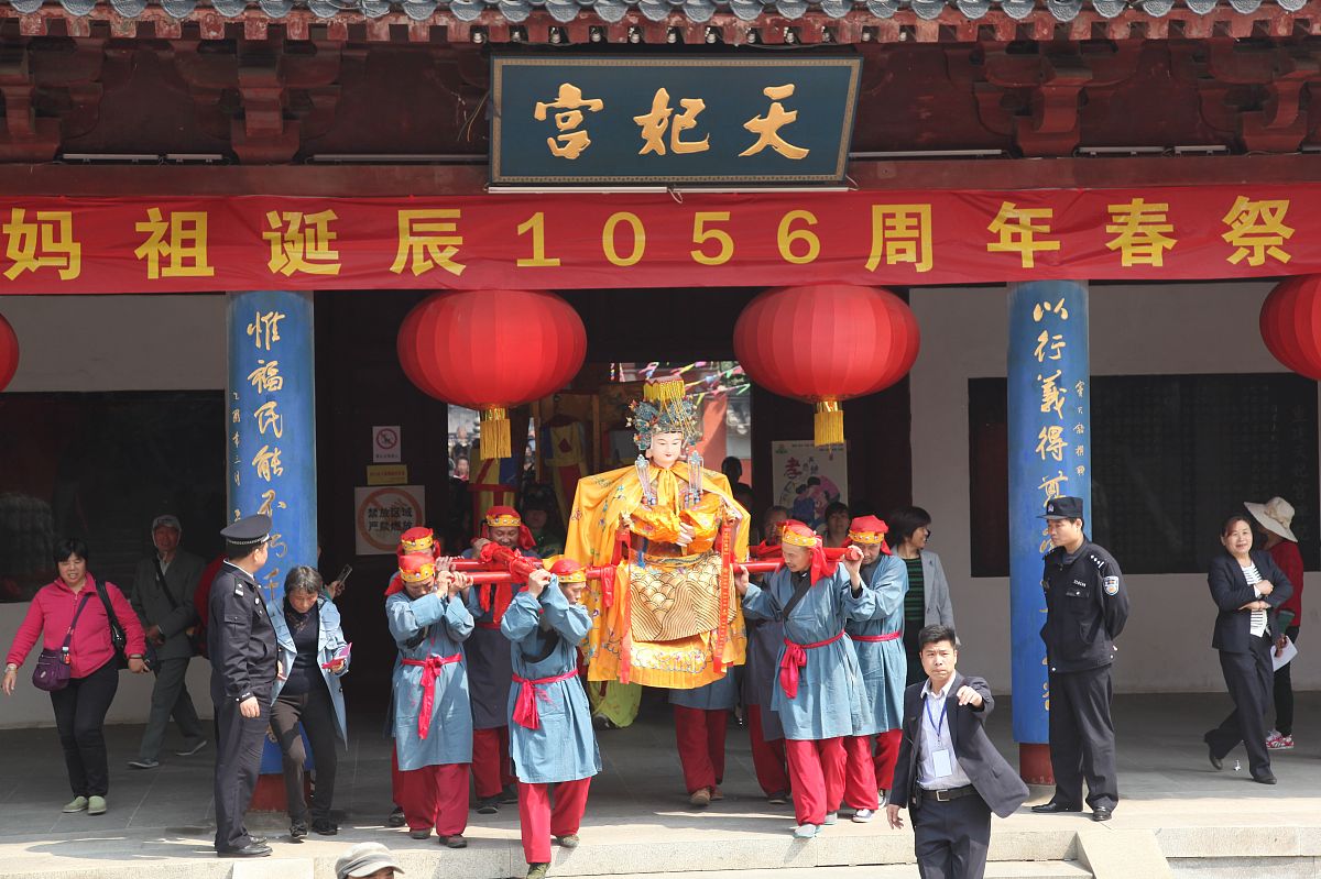 2016年4月29日,南京,演员们抬着妈祖塑像在南京天妃宫附近踩街巡游.