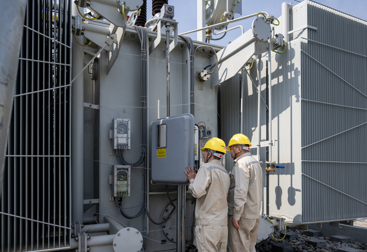 翻译The voltage level of factory power supply is determined by a combination of factors such as the rated voltage of the generator the voltage of the factorys electric motors and the power supply networ