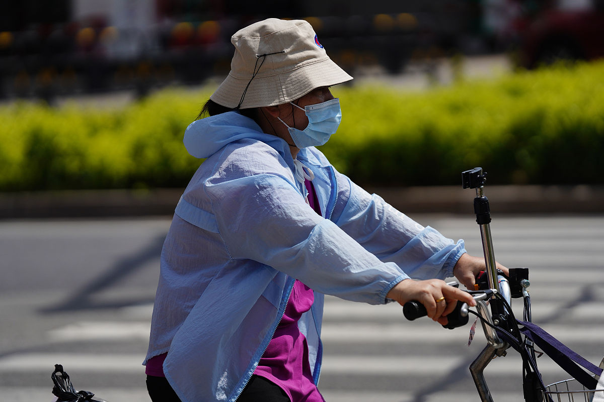 2020年7月16日,东莞,有不少市民出门的时候都做好了防暑降温的工作.