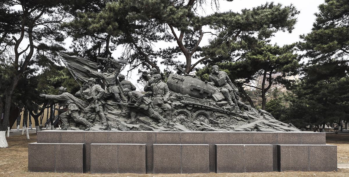你能以赓续奋斗传薪火五四奋进新青年为主题结合具体的雨花台烈士的事迹写一篇演讲稿吗