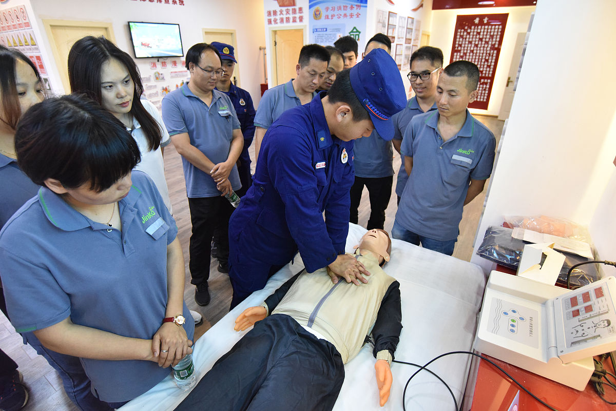 自救互救模拟训练场应有哪些设备和功能？