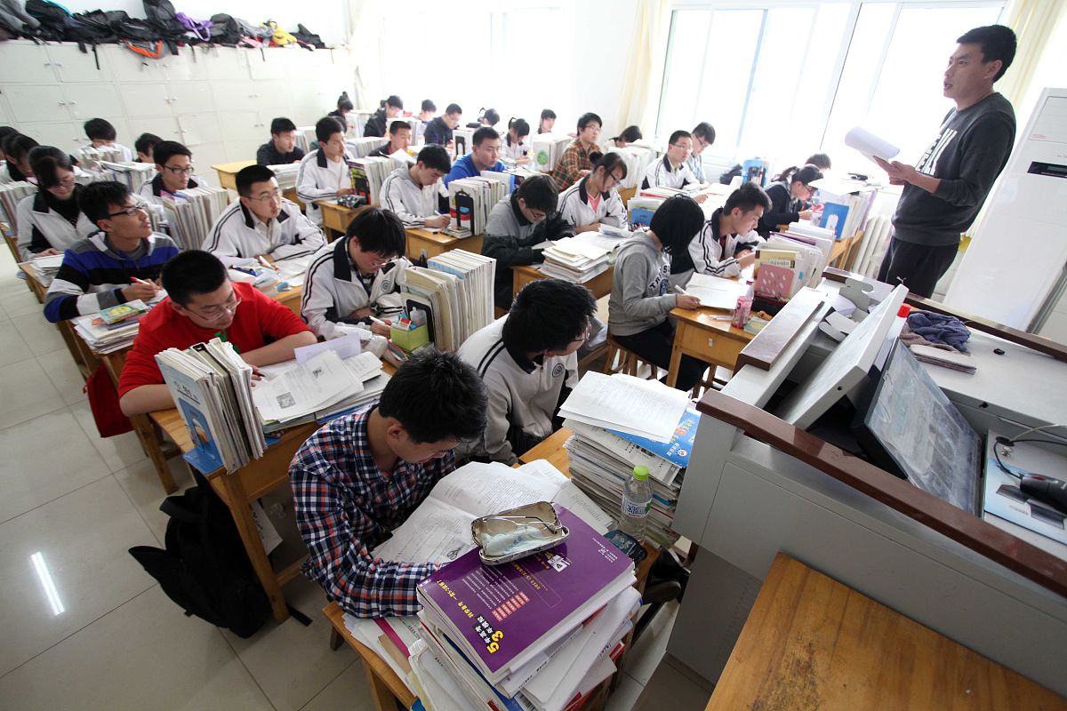2013年5月6日,山东省潍坊市潍坊中学高三年级的学生正在教室内紧张复