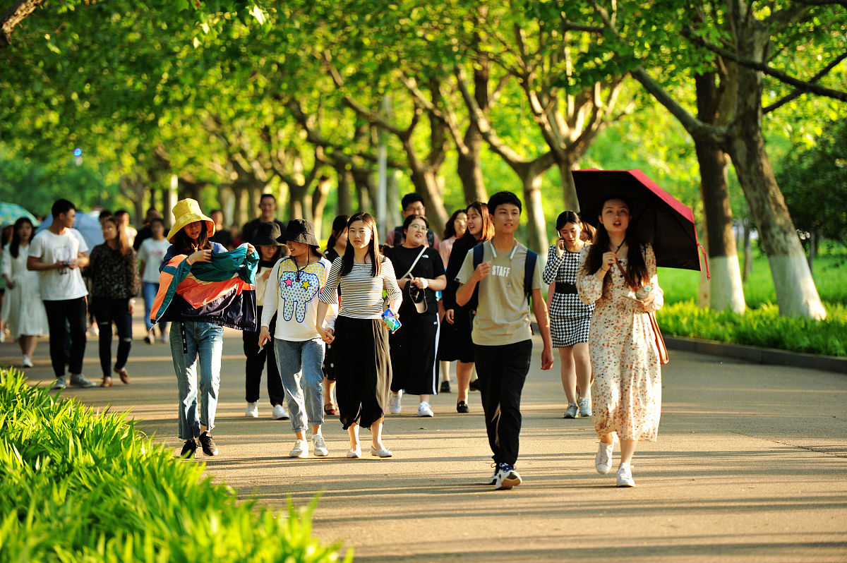 校园漫步，拥抱自由与美好 | 微博推文