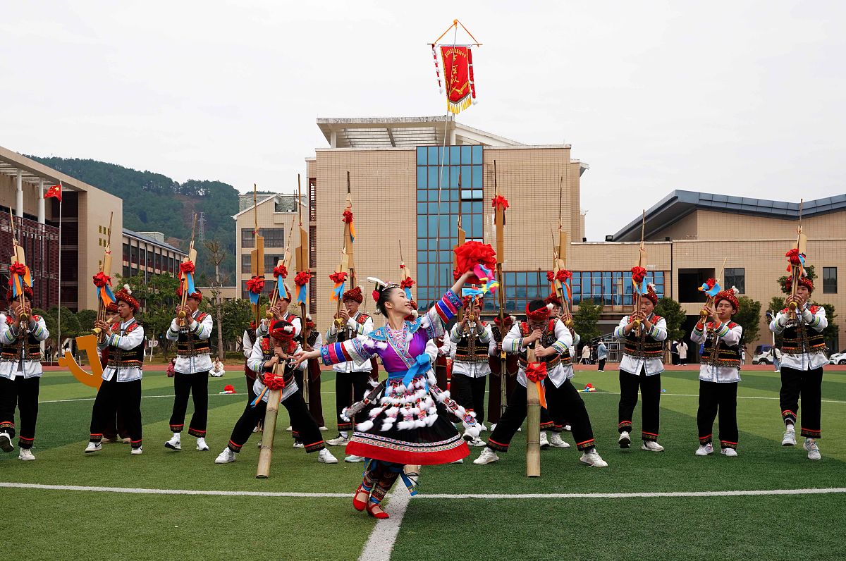 湘西土家族苗族自治州民族文化艺术职业学校是不是公办？热门专业有哪些