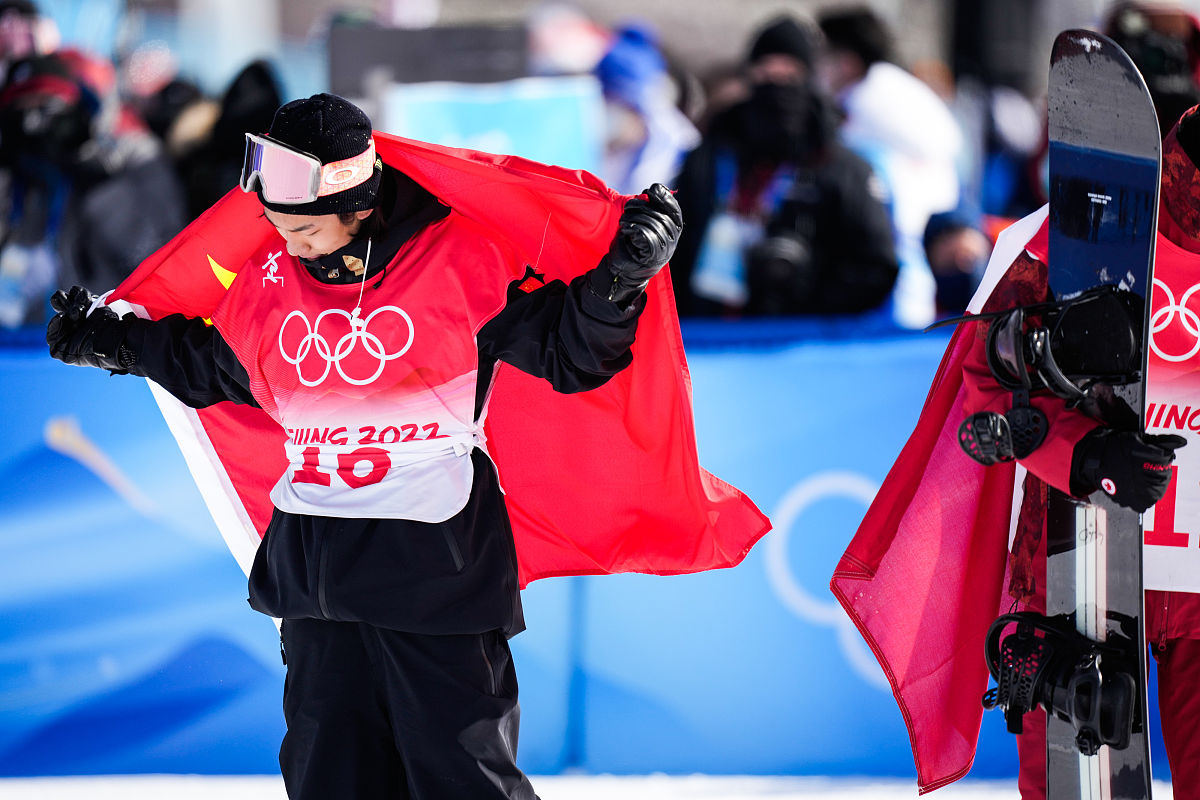 就苏翊鸣北京冬奥会夺得单板滑雪男子坡面障碍技巧银牌以及大跳台金牌以及苏翊鸣身上展现的体育精神写400字中英双语。
