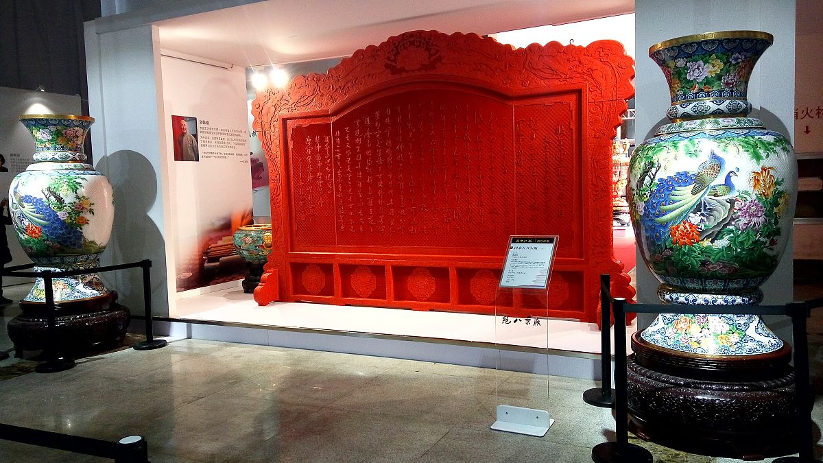 飘色是一种集材料、力学、音乐、造型、装饰等工艺于一体以彩柜为展示舞台的立体空间艺术。