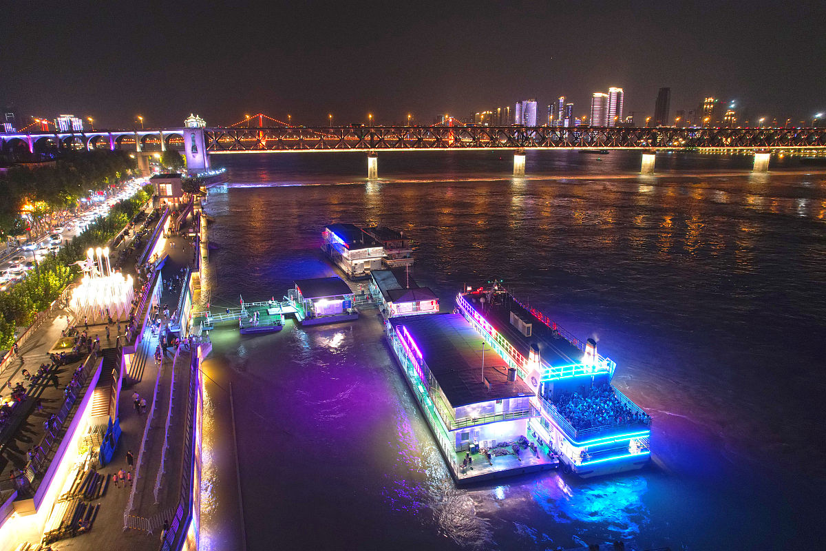 夜晚从中华路轮渡码头坐轮渡欣赏夜景丈量新时代伟大成就。