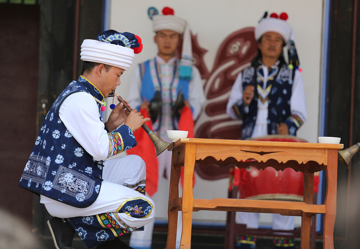 2021年5月2日,昆明,演员正在云南民族村参加表演,让游客尽享假日快乐.