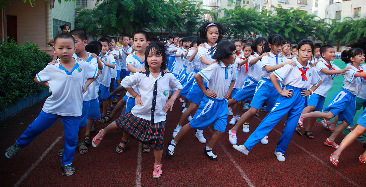   2013年10月12日,海口市英才小学全体师生在大课间操期间欢跳"兔子