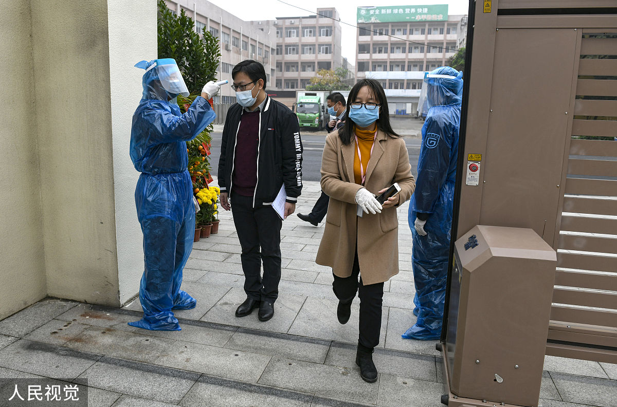 仿写这段话：在去年的工作中我们面临着疫情防控的挑战。国庆假期刚结束国内疫情呈现多地散发态势。我们工作地点分布在四川、重庆的西南区域靶场迅速行动安排专人负责督查严格落实川渝两地疫情防控要求配合属地开展疫情管理全力守护员工生命安全和身体健康。面对疫情防控导致客户无法到场交验的实际情况我们积极沟通协调及时调整交验方式采取现场录制视频、跨区交接视频的方式为客户提供真实有效的交验现场资料。我们的努力得到了客