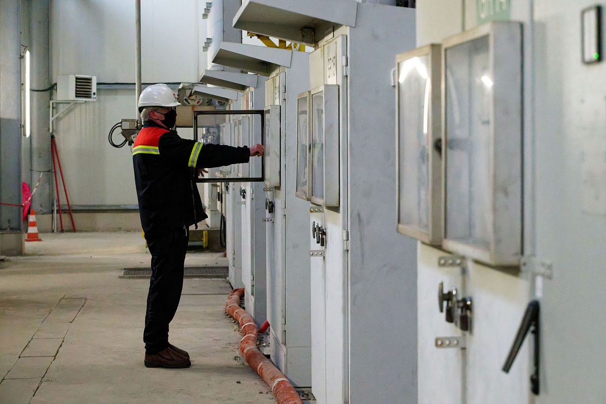 翻译
All flammable storage cabinets shall be grounded, vented, self-closing and vented.