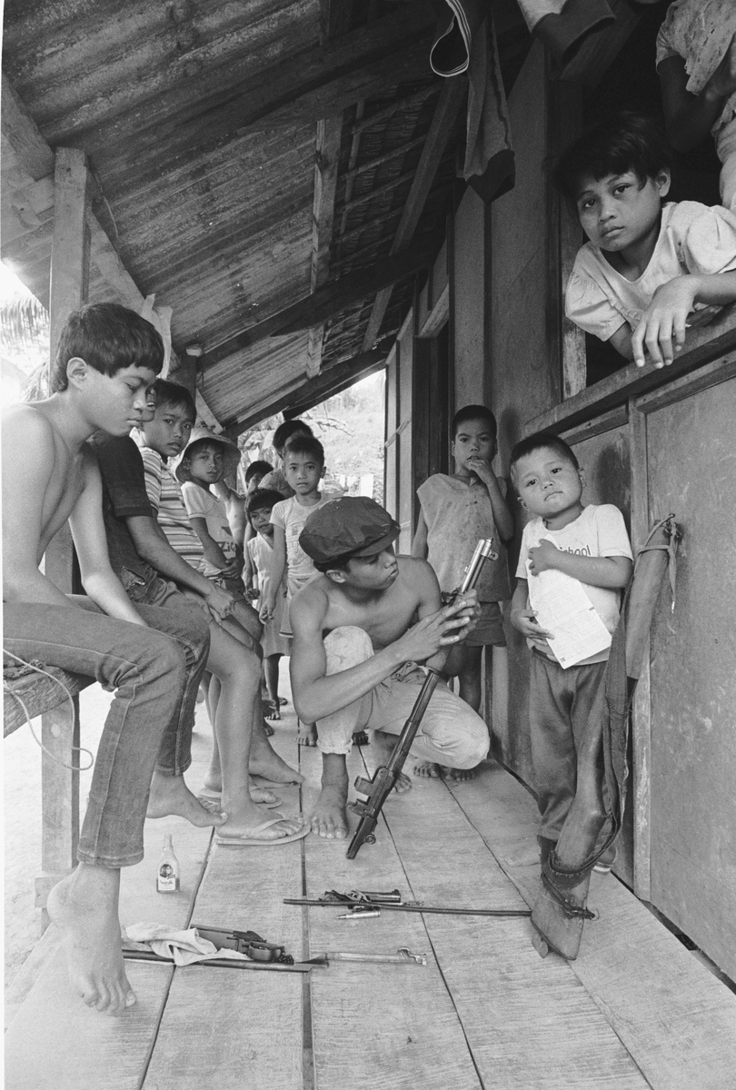 在《自报家门》中回忆自己那时的生活因为上学要经过一条大街一条曲曲弯弯的巷子。学术性语言改写