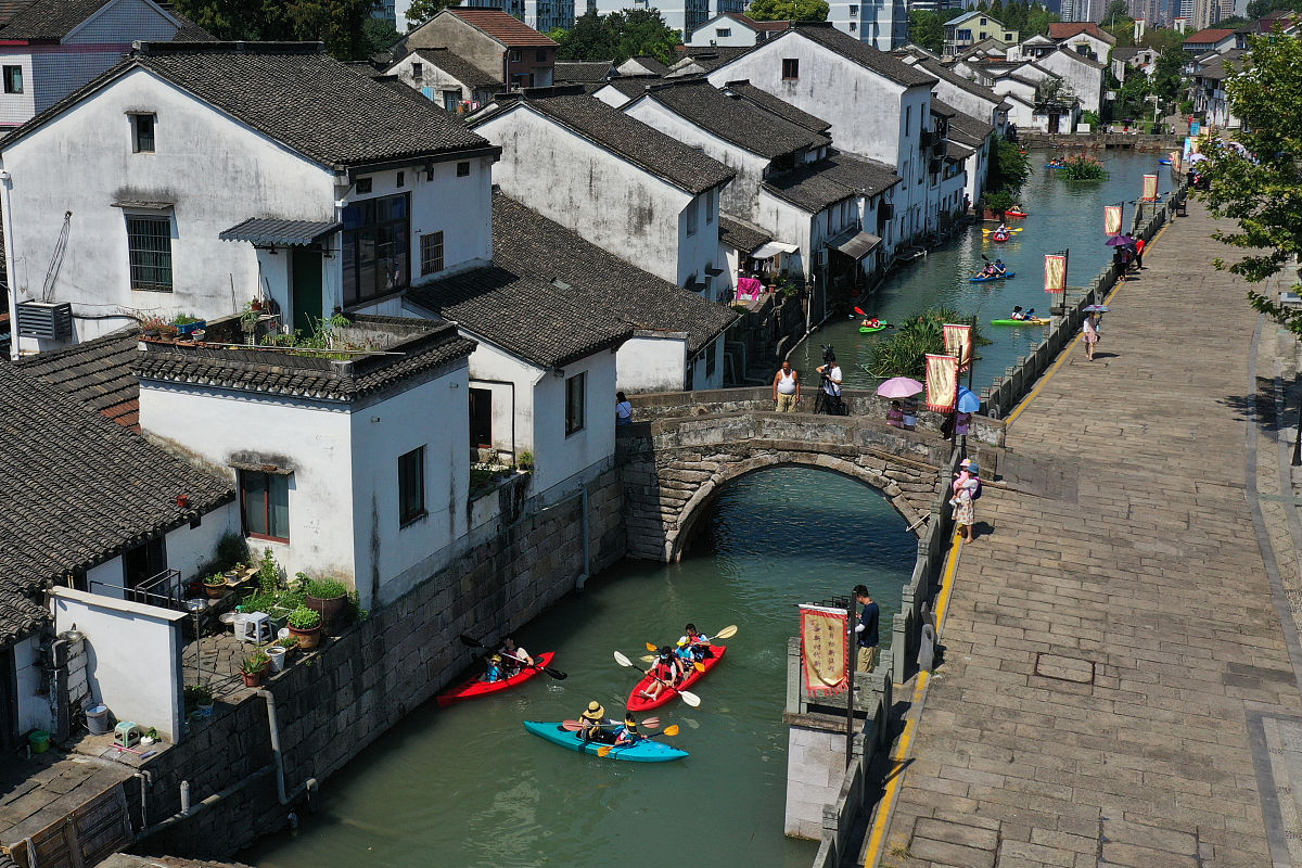 2020年9月5日,杭州举办"五水共治"成果体验皮划艇乐游赛,100个市民家