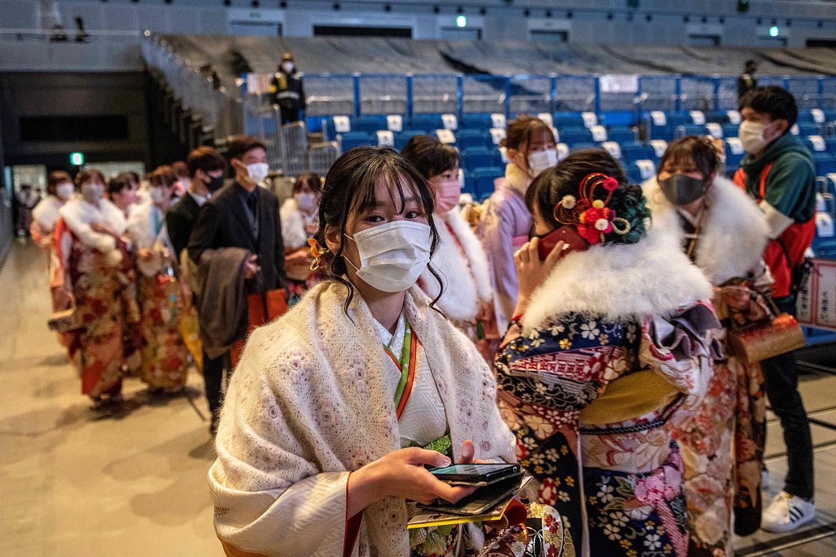 当地时间2021年1月11日,日本横滨,少男少女穿着和服参加成人礼.据悉,