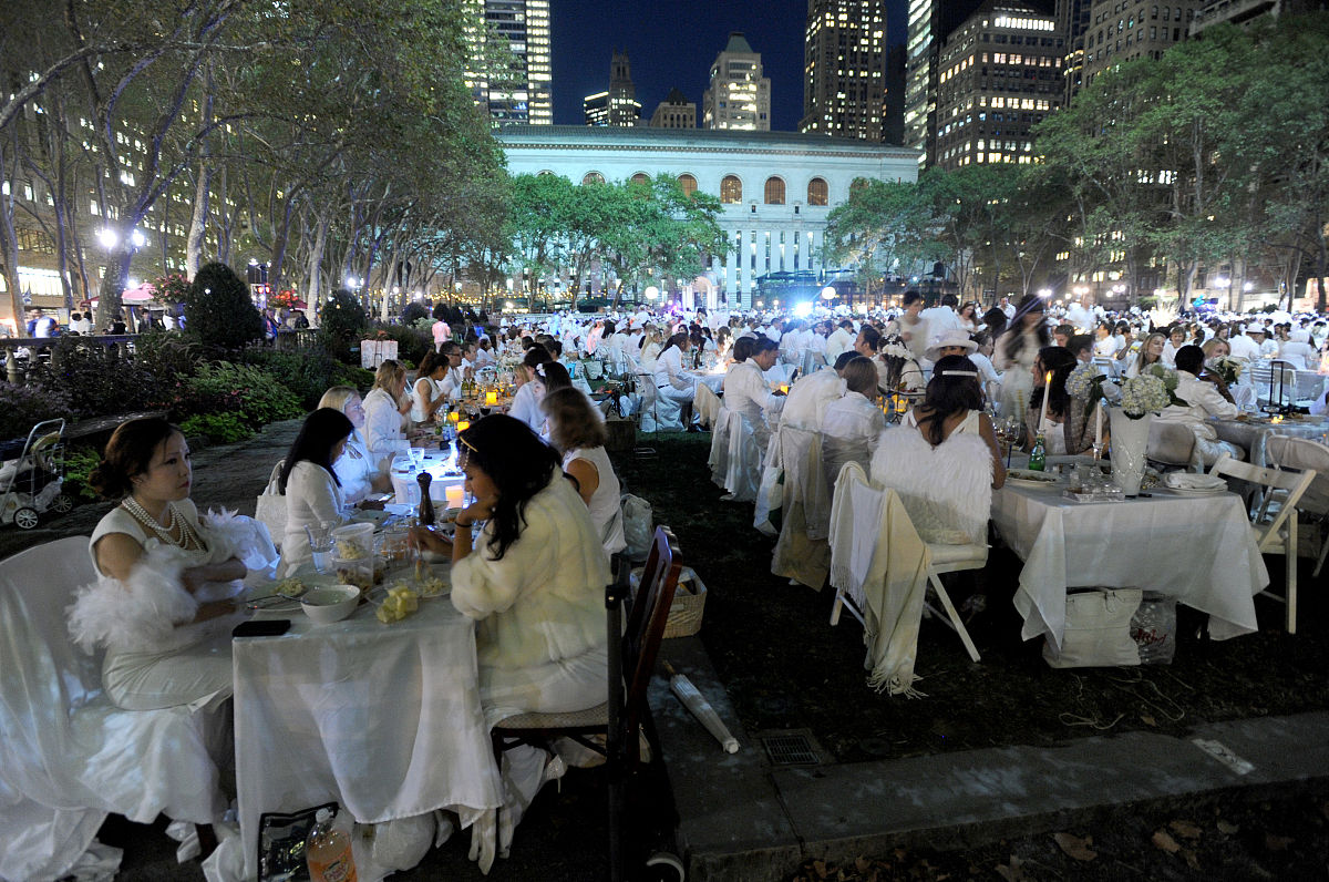 当地时间2013年9月18日,美国纽约,数千名用餐者从头到脚打扮成白色,齐