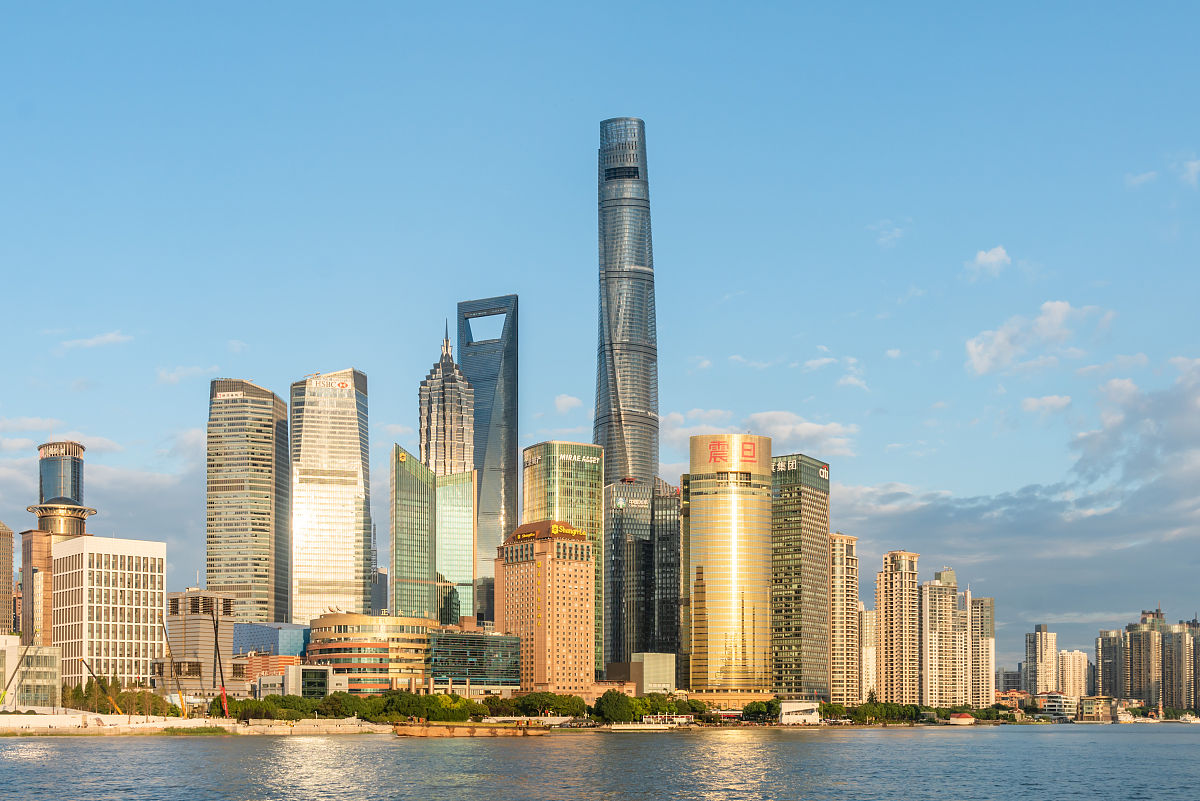 2020年9月24日,上海,傍晚时分,陆家嘴地标建筑群在金色夕阳照耀下,城