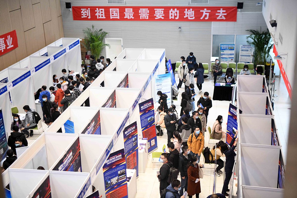 我是一名大三学生请写一段校园招聘会和民企文化进校园活动的感想300字左右。