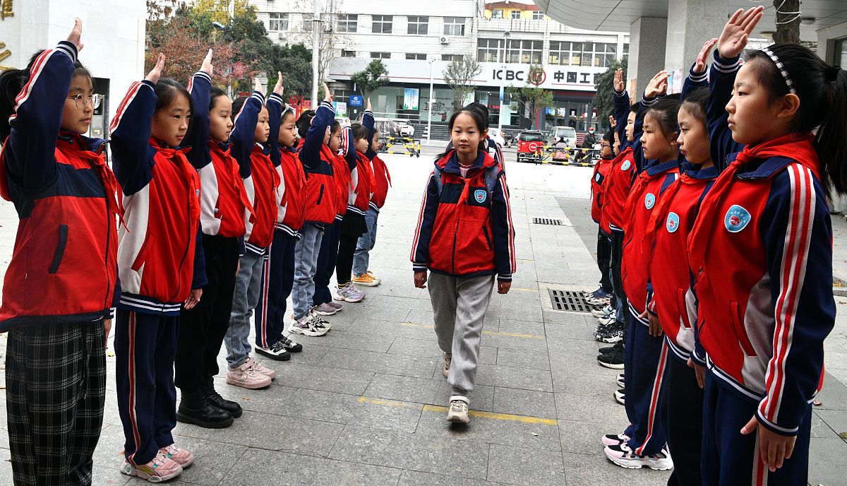 岷县西江中心小学的校服是从哪里订的回答加拓展。