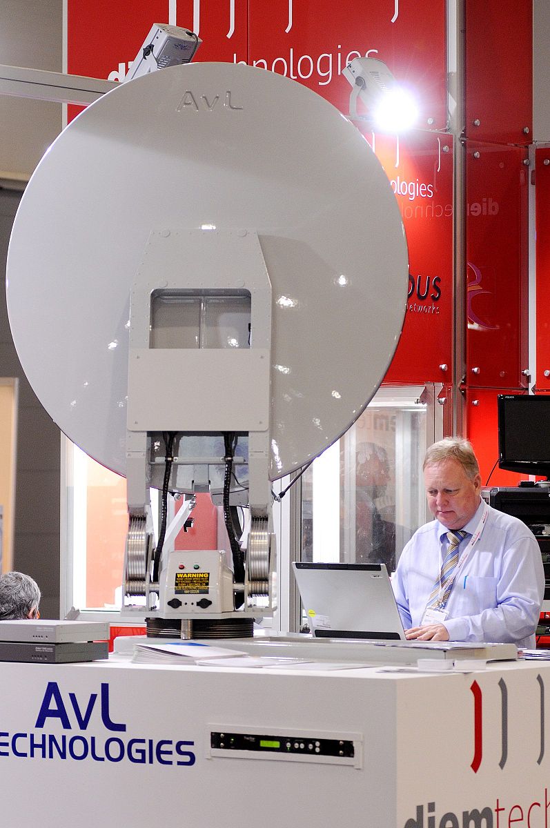 润色这句话：Figure5 displays the measured beam radius at different distances when the laser output power is maximum