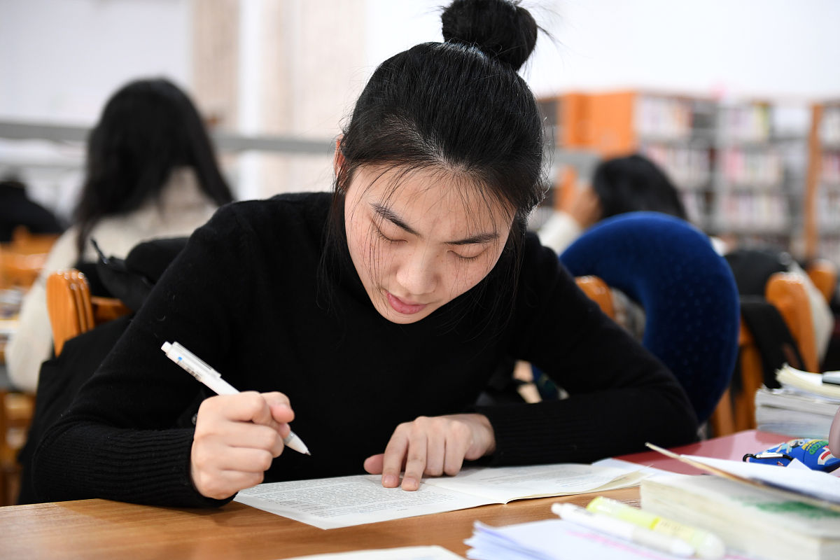 2020年12月18日,贵州省仁怀市图书馆内,即将参加2021年全国硕士研究生