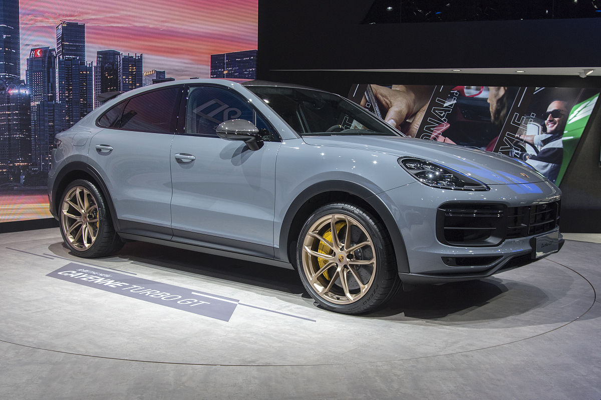 写一个120字的押韵有趣的聊保时捷卡宴汽车打油诗