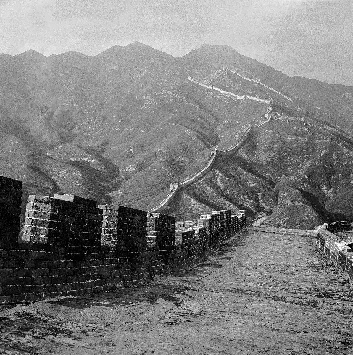 北京的长城主要分布在城市的什么方向