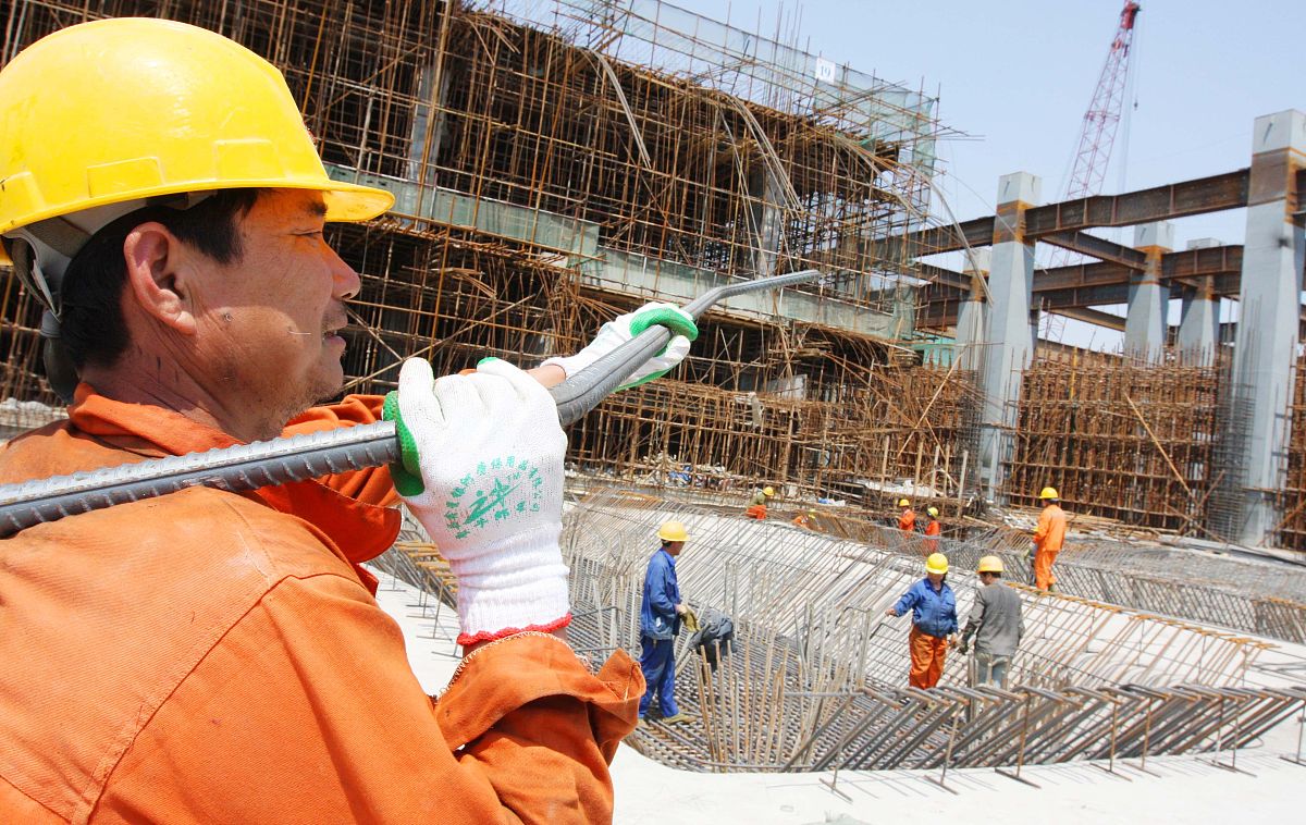 2010年5月12日,天津西站改扩建工程施工现场中铁二十局,中铁8局等施工