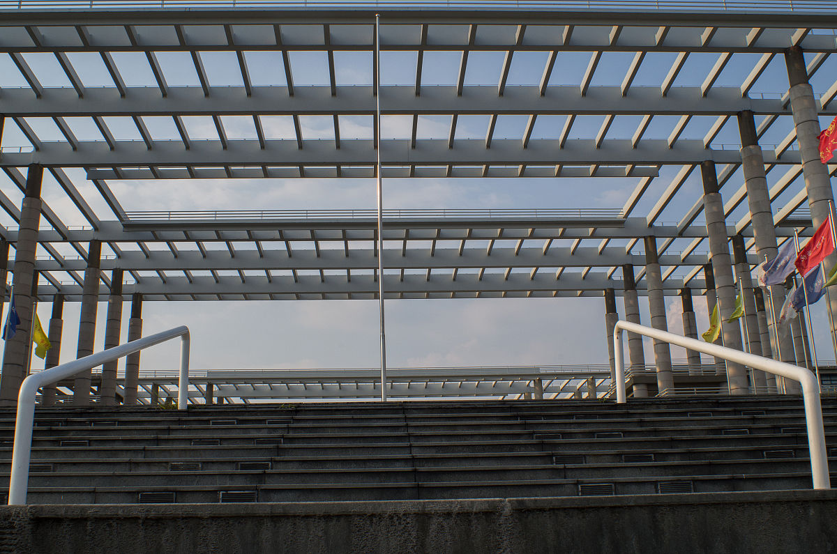 大学体育场土木工程设计：结构、楼梯和变形缝详解