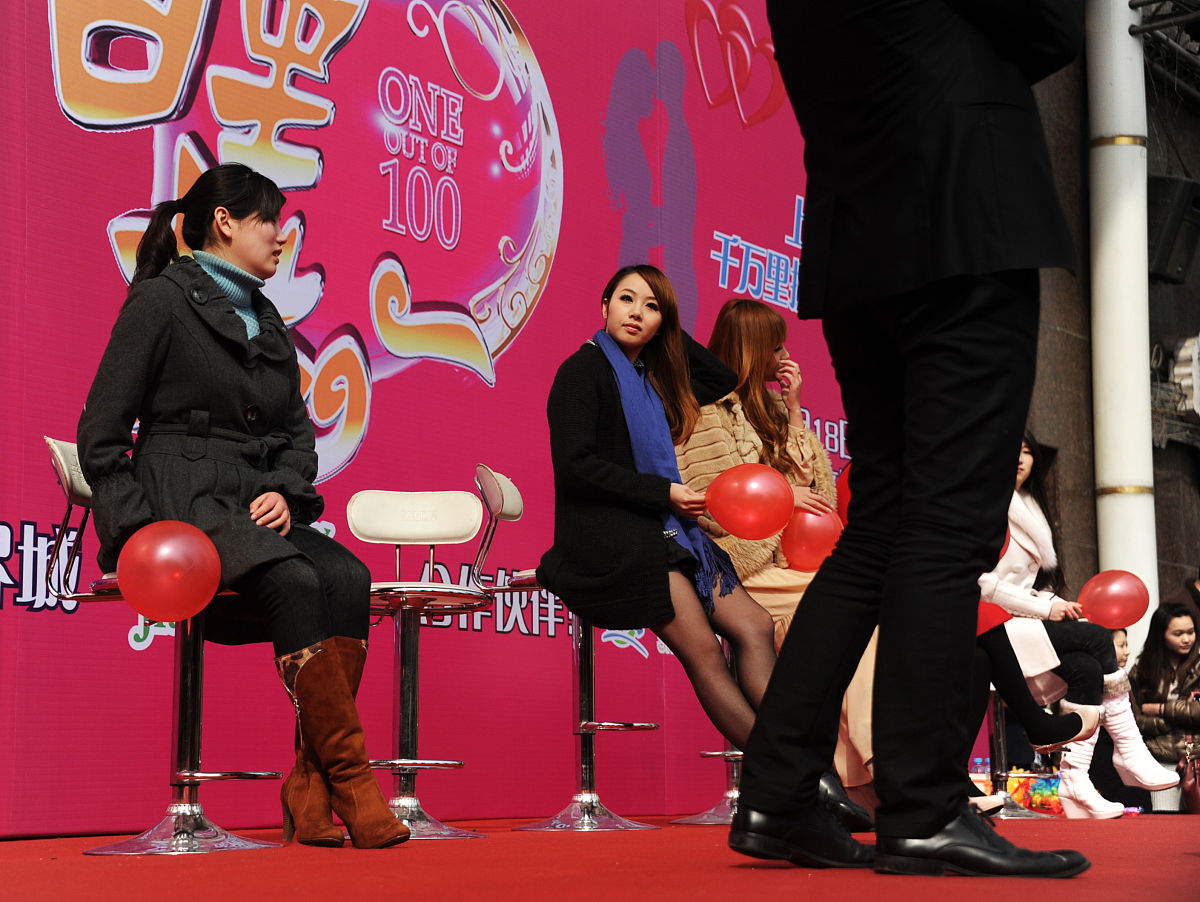 2012年03月08日,上海,当天是"三八"妇女节,新<strong>世界</strong>城门口别出心裁地搭