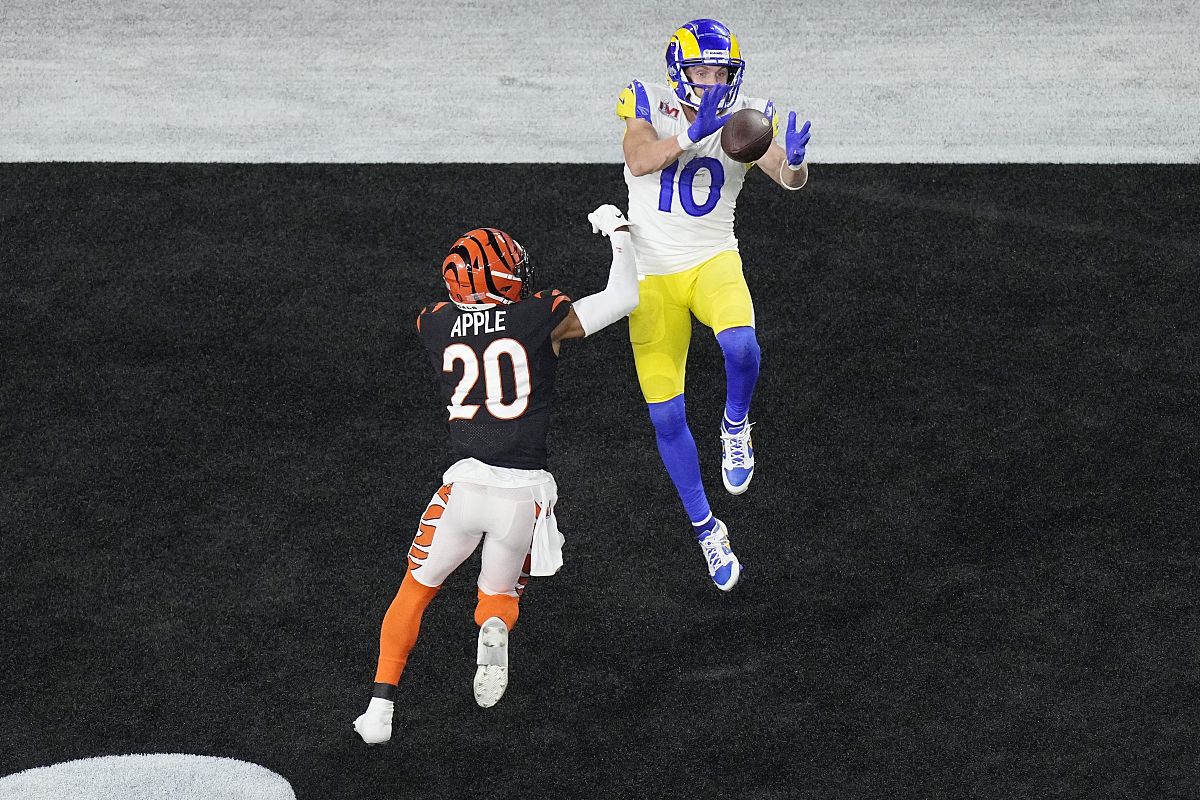los angeles rams wide receiver cooper kupp (10) grabs a touchdow
