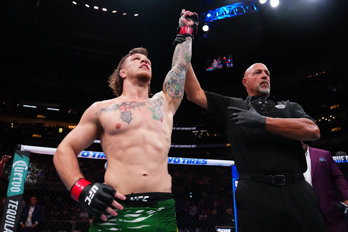 WWE 1551期：Cody Rhodes幽默战胜'长发怪'Baron Corbin