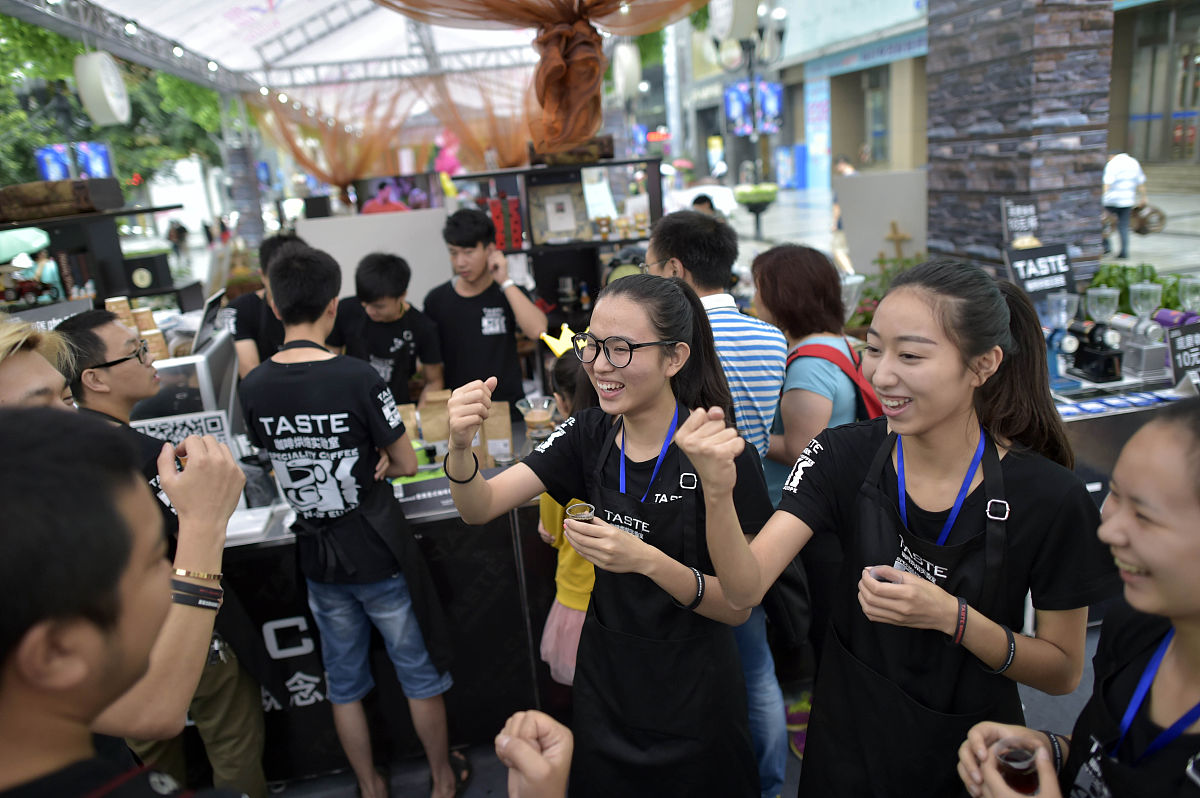 和董泽文、索珈顺去奥特莱斯买衣服索珈顺说要是我买衣服就请我吃饭
