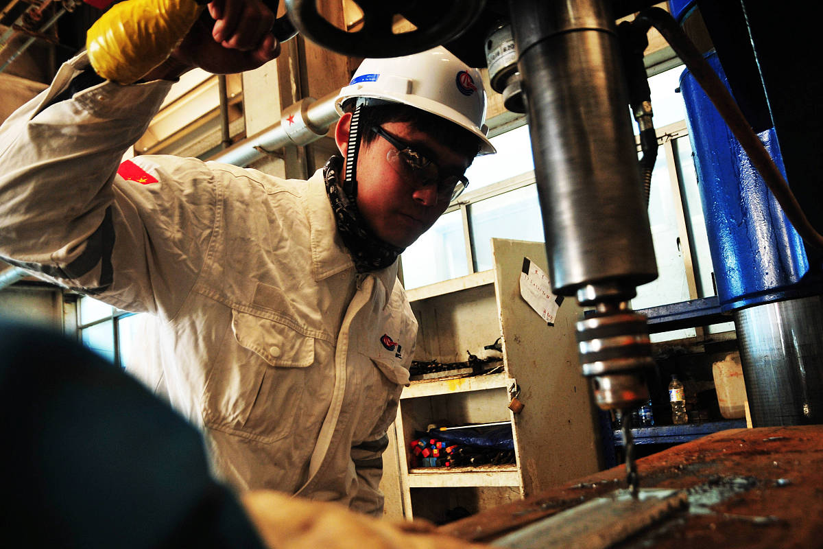 机务工程师的敬业典范：四位工程师利用休息时间完成检查工卡