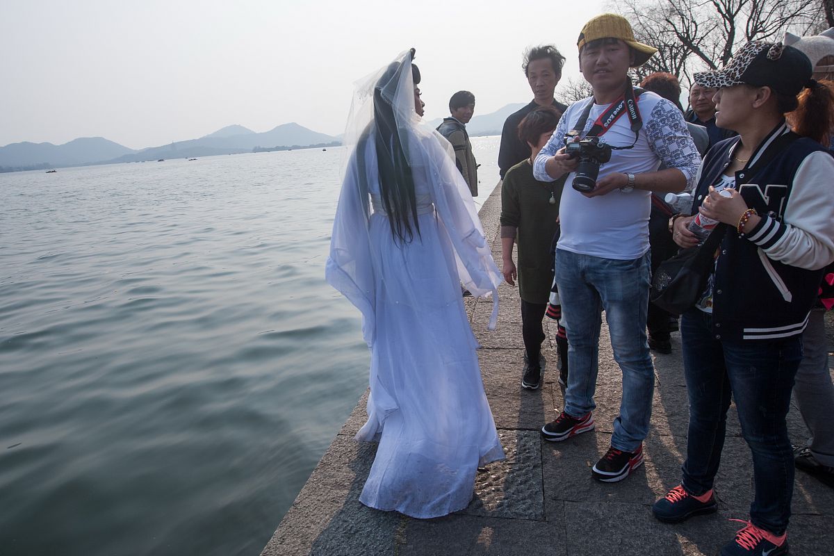如何分辨男扮女装的男人和女人？
