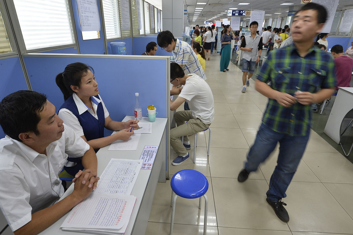 帮我写2000字的实践报告暑期在中国移动公司担任业务员一职