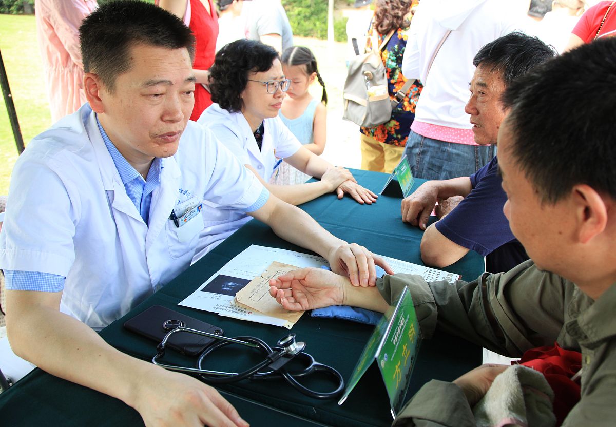 你是一位三下乡的学生请你为题目为农村医疗普及和改革发展的社会实践活动写7篇日记要求位于寺北沟每篇不少于三百字不多于两百字。