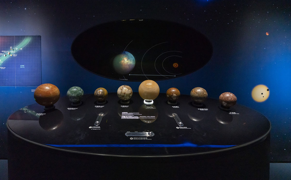 有一天牛顿和爱因斯坦在月球上相遇了以此编写一个故事