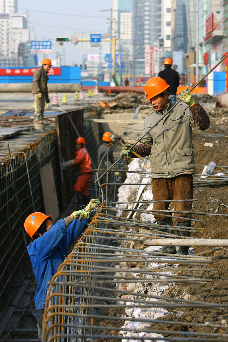 2010年1月13日,建设中的宁波轨道交通1号线一期工程.工人在紧张施工