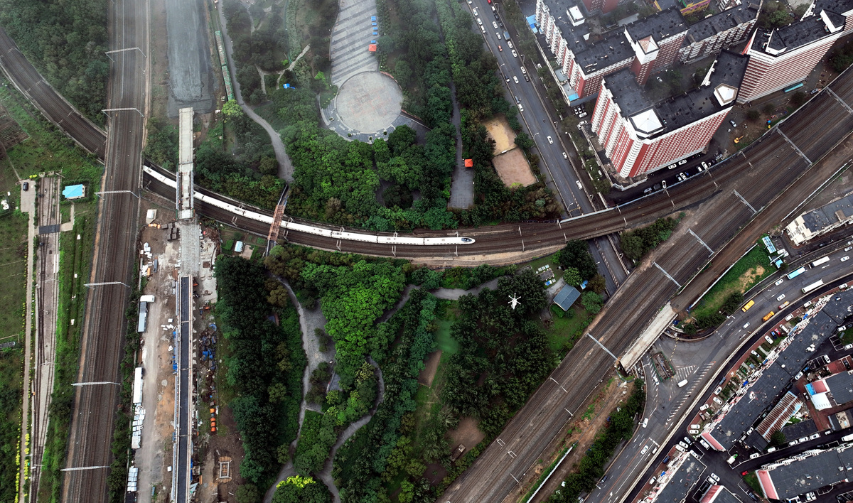 你是是个优秀的文案加工者请你帮我把这段话修改下要求不改变原来文案意思增加黔春立交底下有交通、地铁2号线之类可以到达交通便利停车方便文案简短