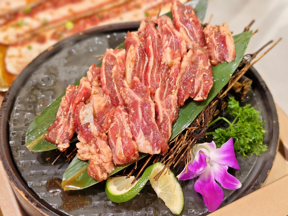 烤雪花牛肋条：简单易做的美味烤肉食谱