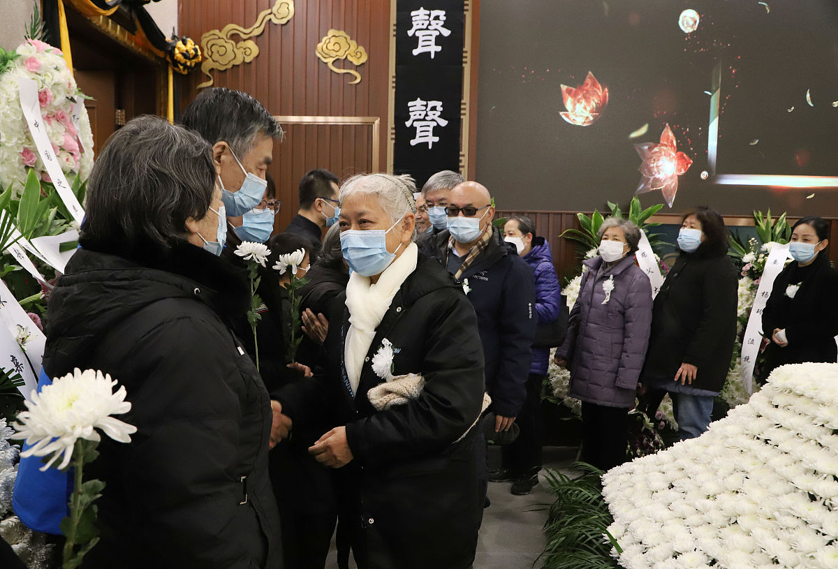 慰问逝者家属：致以最深的哀悼和支持