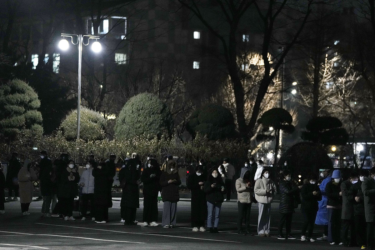 当地时间2022年1月26日,韩国首尔,民众排队进行新冠检测.据韩联社报道