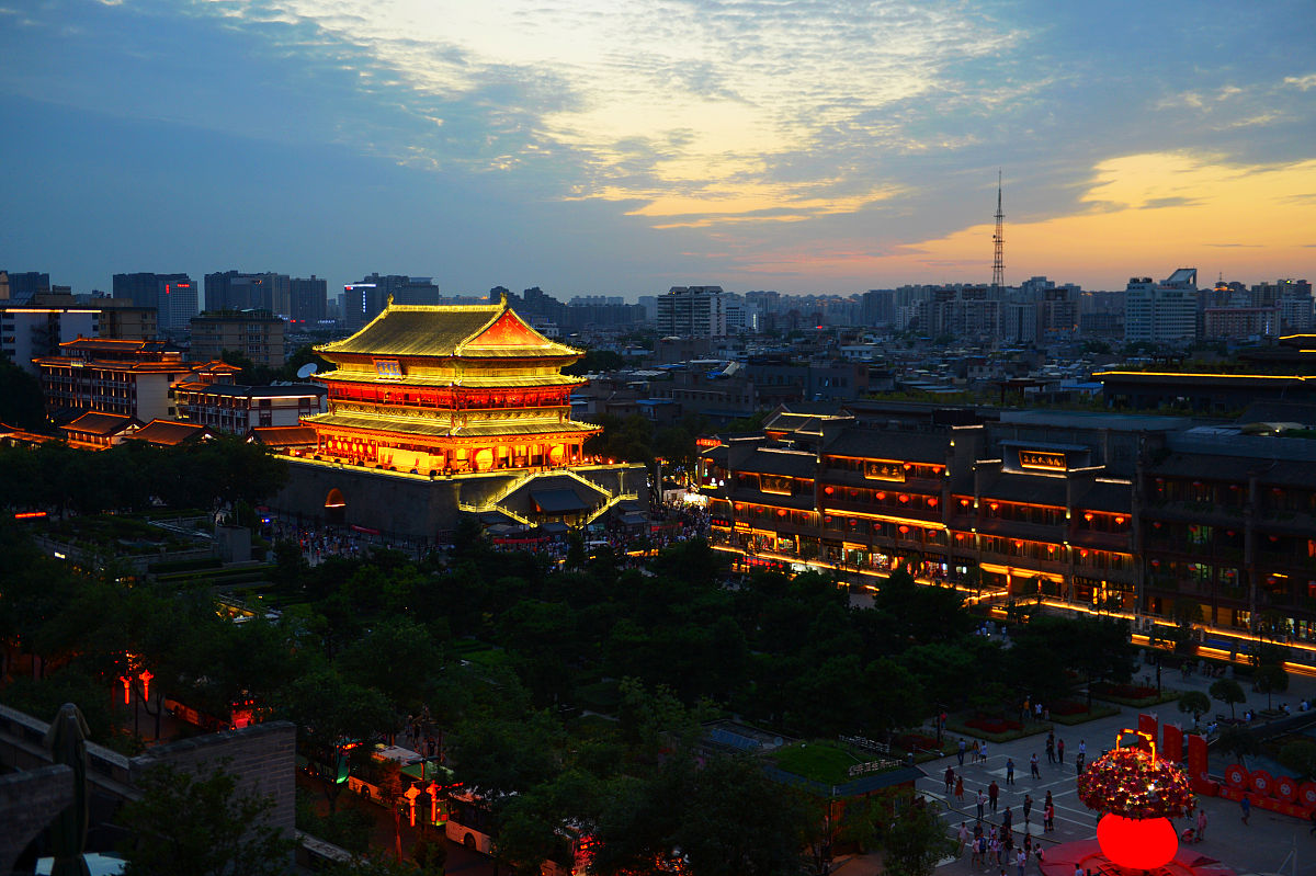 2019年7月7日,西安,钟楼在白天和夜晚呈现出不一样的魅力.