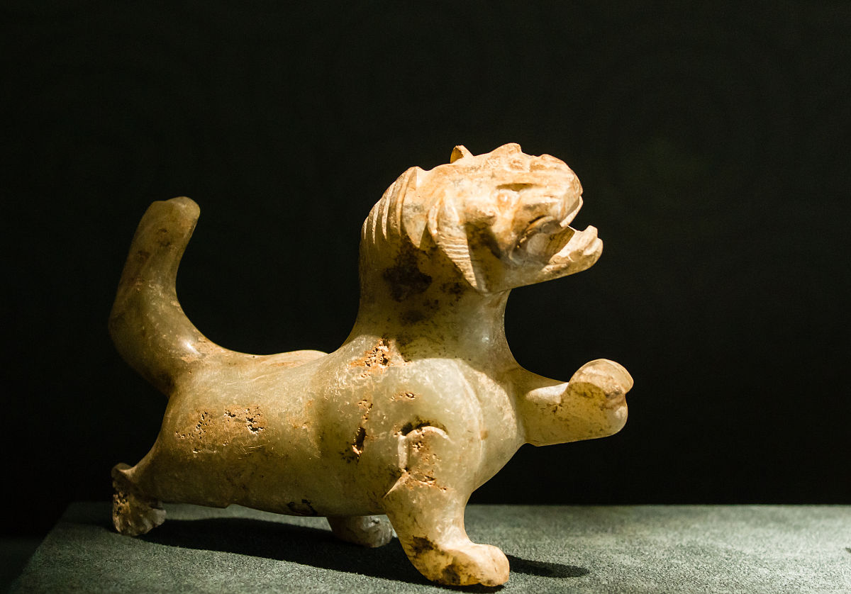 2015年5月17日,上海,震旦博物馆展出的古代精美动物玉器.