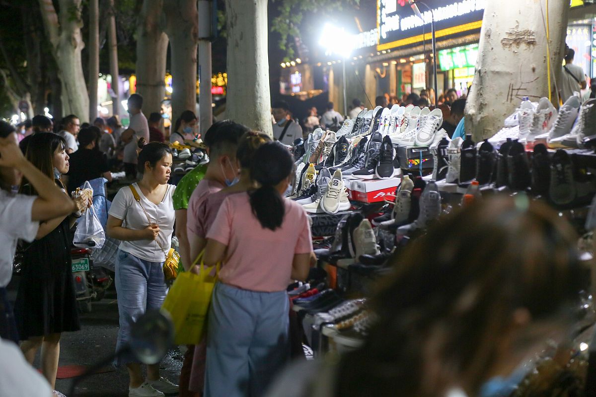 2020年6月1日,郑州健康路夜市复市,前来逛街的市民熙来攘往,而商户则