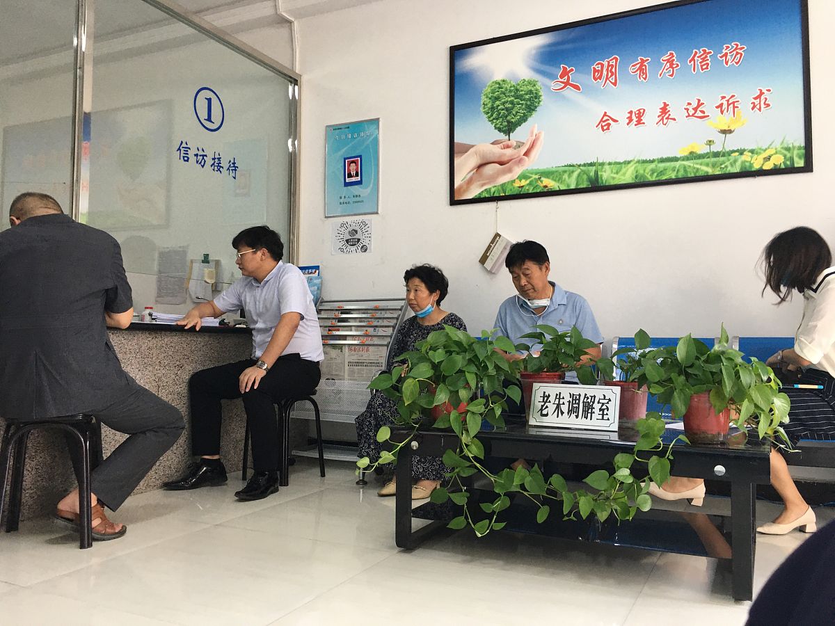 帮我写一个法院立案庭工作的5000字左右论文