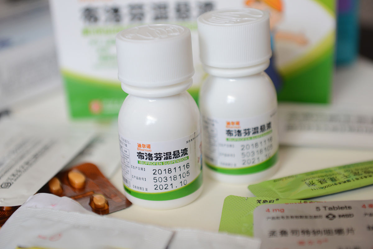 扩写：在3月初的时候学校里边感冒的同学们比较多。我为了能够及时解决同学们的身体不适备了消炎药布洛芬并且经常给实验室通风保证空气的新鲜和清洁。我知道身体健康是非常重要的所以我会尽我所能帮助需要帮助的同学让他们能够尽快恢复健康。同时我也会提醒同学们要注意保暖避免感冒的发生。