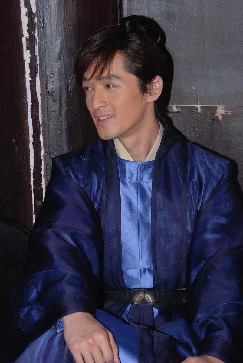 写一个中国明星胡歌的介绍